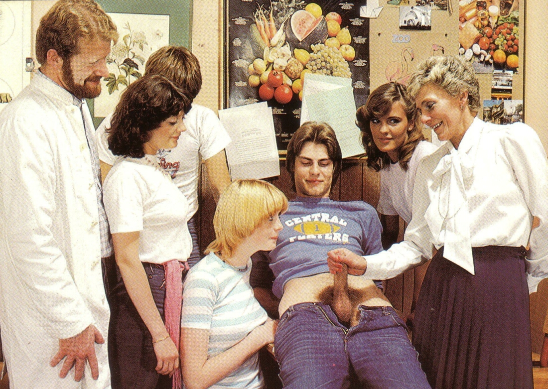 Girls holding / admiring cock — 8