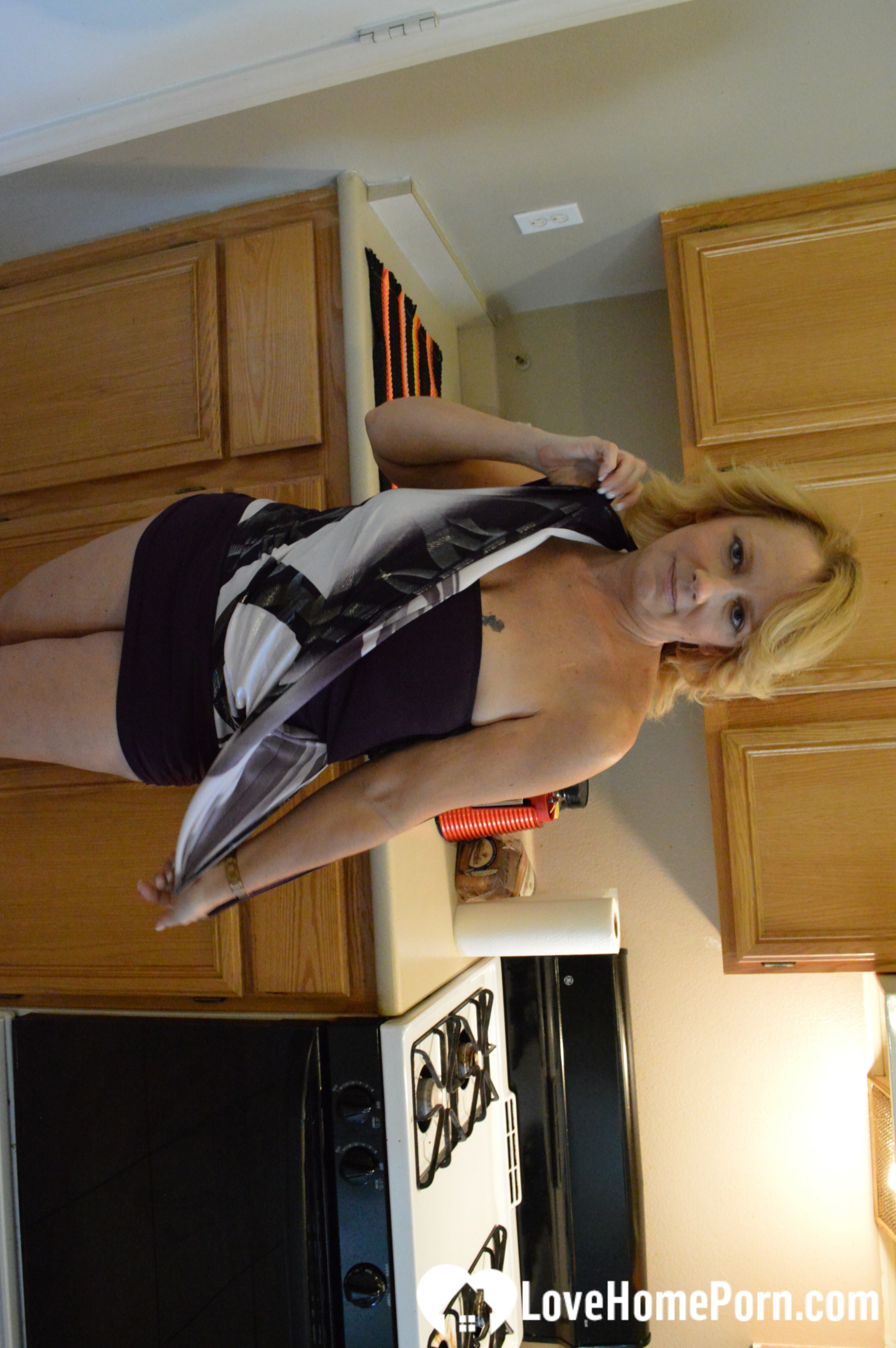 Mature cunt gets fingered until it cums — 10